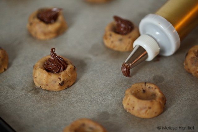 Filling Cookies with Nutella